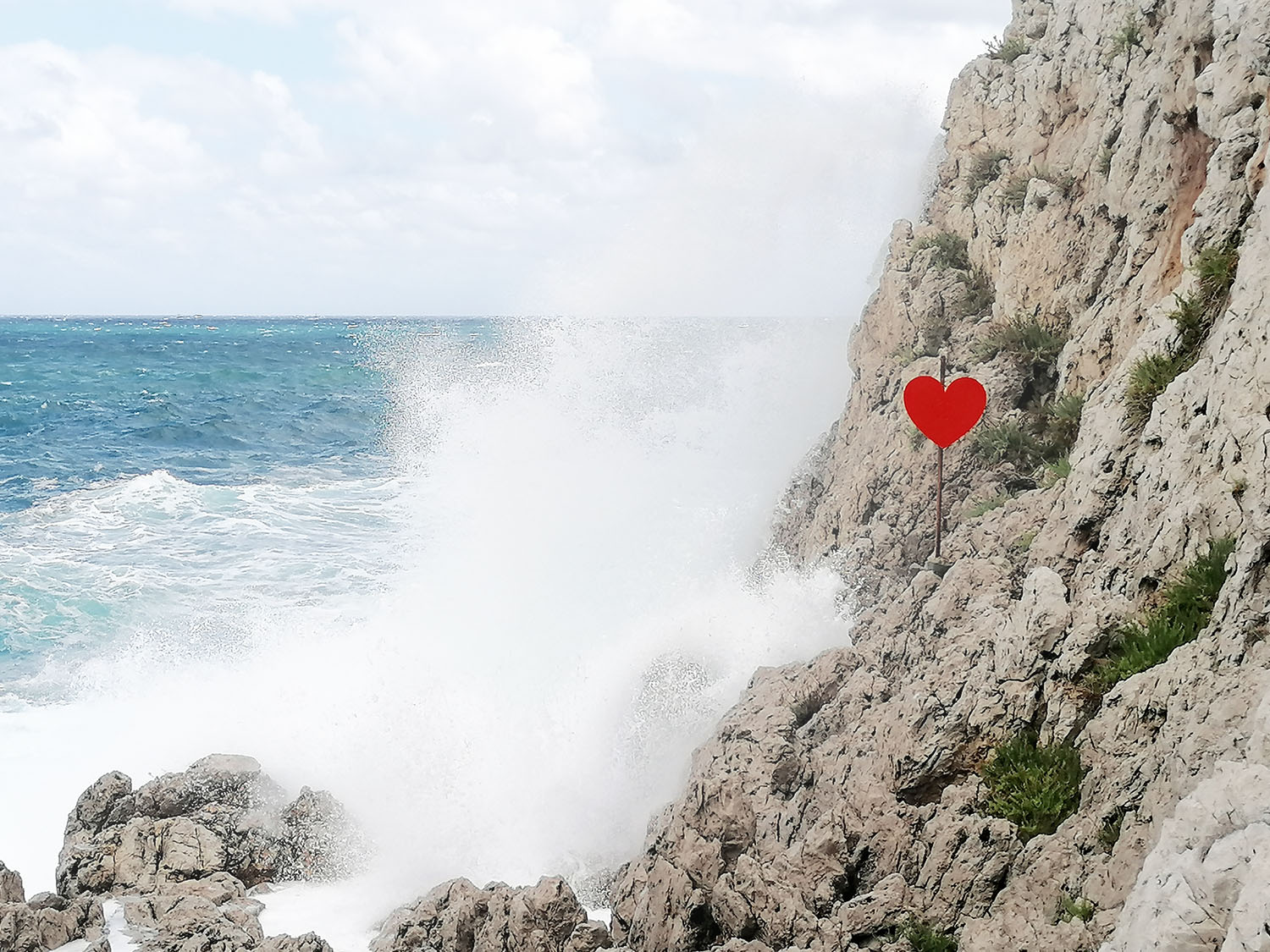 Tre Piscine cala del cuore, landart palermo, cuore tra gli scogli